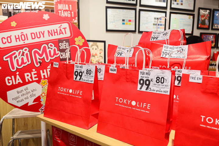 Bắt 'trend' túi mù, giảm giá sâu để xả hàng thời trang trước khi nghỉ Tết - 3