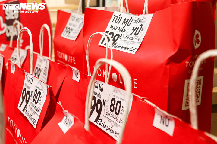 Bắt 'trend' túi mù, giảm giá sâu để xả hàng thời trang trước khi nghỉ Tết - 4