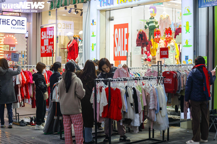 Bắt 'trend' túi mù, giảm giá sâu để xả hàng thời trang trước khi nghỉ Tết - 12