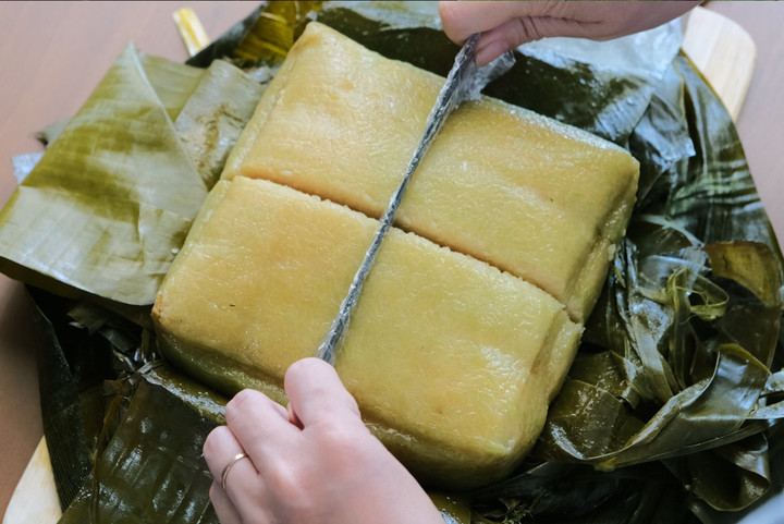 Cách cắt bánh chưng bằng dao được nhiều bạn trẻ áp dụng bởi thao tác nhanh gọn, dễ thực hiện hơn sao với cách cắt bánh truyền thống. (Ảnh: Pinterest)