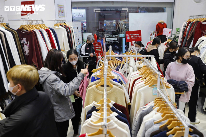 Bắt 'trend' túi mù, giảm giá sâu để xả hàng thời trang trước khi nghỉ Tết - 16