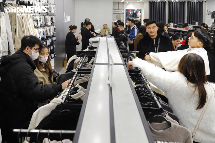 Bắt 'trend' túi mù, giảm giá sâu để xả hàng thời trang trước khi nghỉ Tết - 15