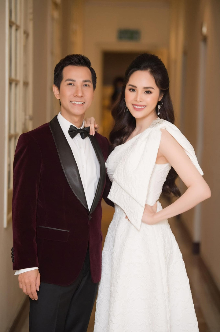 Vợ của Lê Anh Dũng cũng là ca sỹ, nhưng cô quyết định lui về làm hậu phương, chăm lo cho gia đình để chồng an tâm phát triển sự nghiệp.