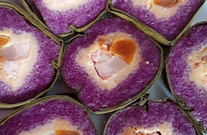 Dùng lá cẩm không chỉ tạo màu bánh mà còn góp phần tăng hương vị. (Ảnh: Thùy Dương)