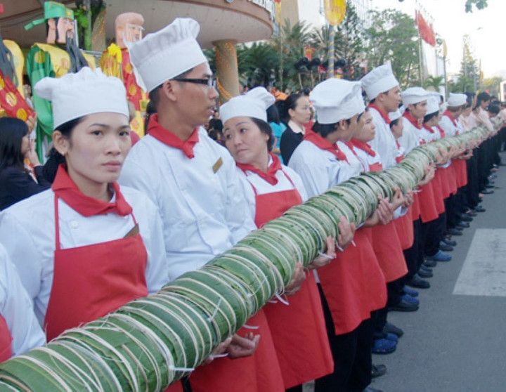 Chiếc bánh tét khi nấu xong được nhân viên trải dài khắp con phố. (Ảnh: Khuê Việt Trường)