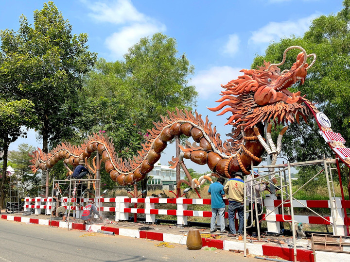 Cặp rồng được lắp ghép hai bên thành cầu Bà Sảng, đường Hồ Văn Cống. (Ảnh: Huỳnh Nhi)