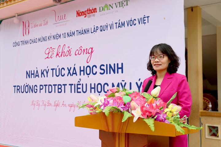 Bà Trần Hồng Điệp - Giám đốc Quỹ Vì Tầm Vóc Việt - phát biểu tại sự kiện.