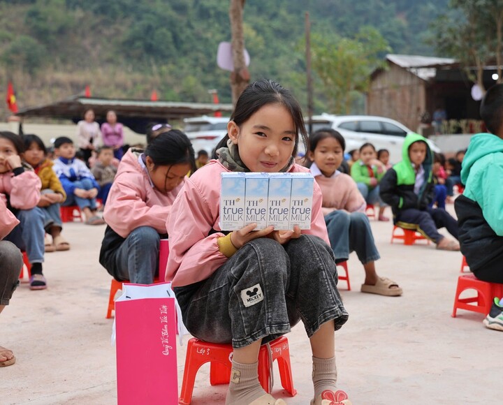 Nhân dịp này, Quỹ Vì tầm vóc Việt trao tặng 1.968 ly sữa TH true Milk cho học sinh toàn trường.
