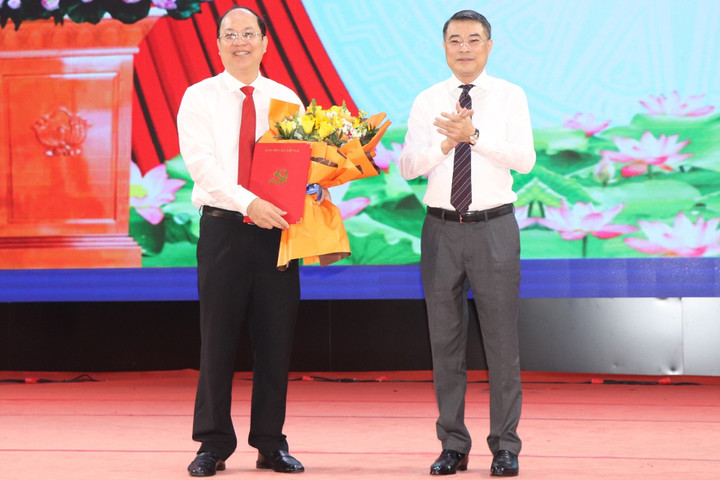 Trưởng Ban Tổ chức Trung ương Lê Minh Hưng trao quyết định cho ông Nguyễn Hồ Hải. (Ảnh: Tỉnh ủy Cà Mau)