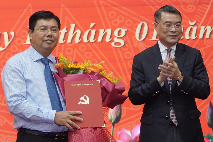 Trưởng Ban Tổ chức Trung ương Lê Minh Hưng trao quyết định và tặng hoa cho ông Nguyễn Tiến Hải. (Ảnh: Tỉnh ủy Kiên Giang)