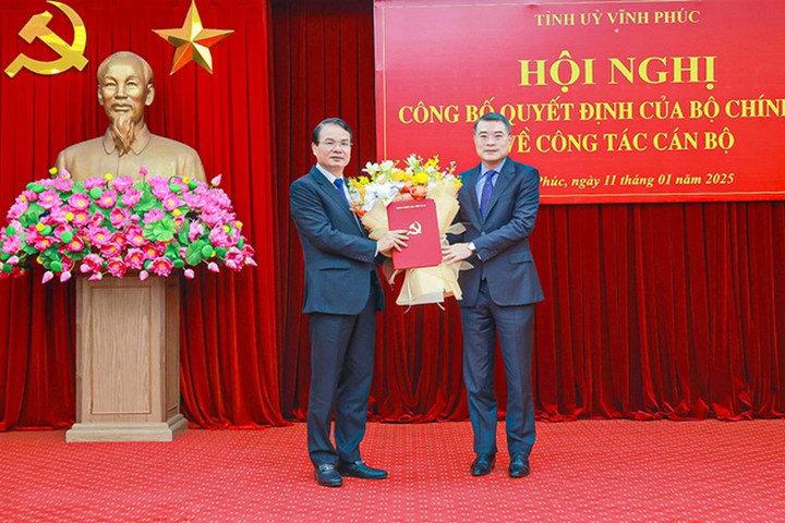 Trưởng Ban Tổ chức Trung ương Lê Minh Hưng trao quyết định cho ông Đặng Xuân Phong. (Ảnh: Báo Vĩnh Phúc)