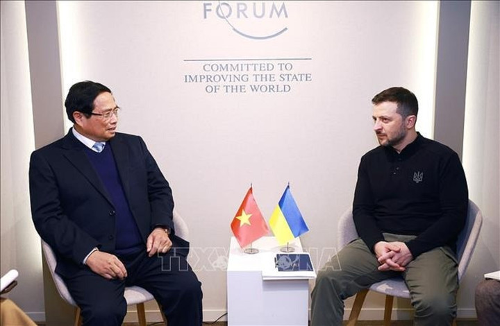 Thủ tướng Phạm Minh Chính gặp Tổng thống Ukraine Volodymyr Zelensky. (Ảnh: Dương Giang/TTXVN)