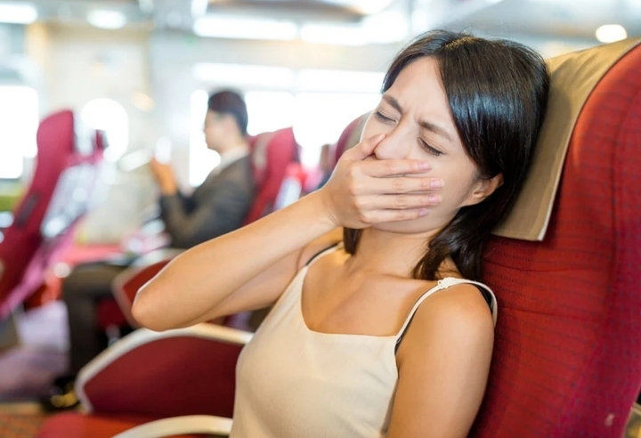 Biểu hiện say xe thường gặp như buồn nôn và nôn, chóng mặt, nhức đầu. (Ảnh minh hoạ)