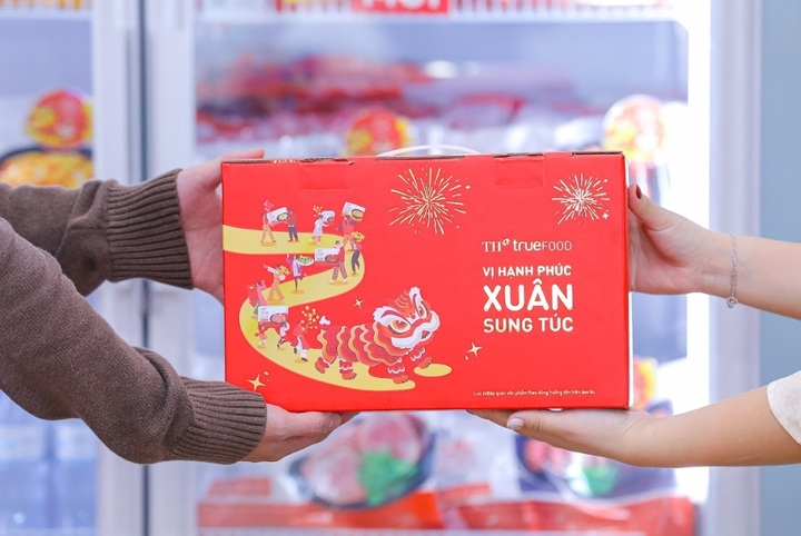 Set quà Tết của TH true FOOD với sắc đỏ rực rỡ có thể trở thành món quà tặng người thân, bạn bè dịp Tết cổ truyền.
