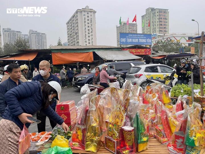 Chợ truyền thống Hà Nội chật kín người dân mua đồ lễ cúng ông Công, ông Táo.