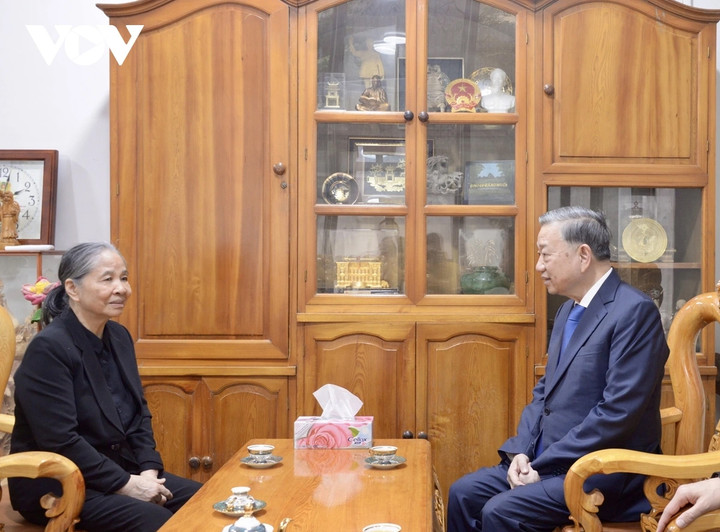 Tổng Bí thư Tô Lâm thăm hỏi bà Ngô Thị Mận - Phu nhân Tổng Bí thư Nguyễn Phú Trọng.
