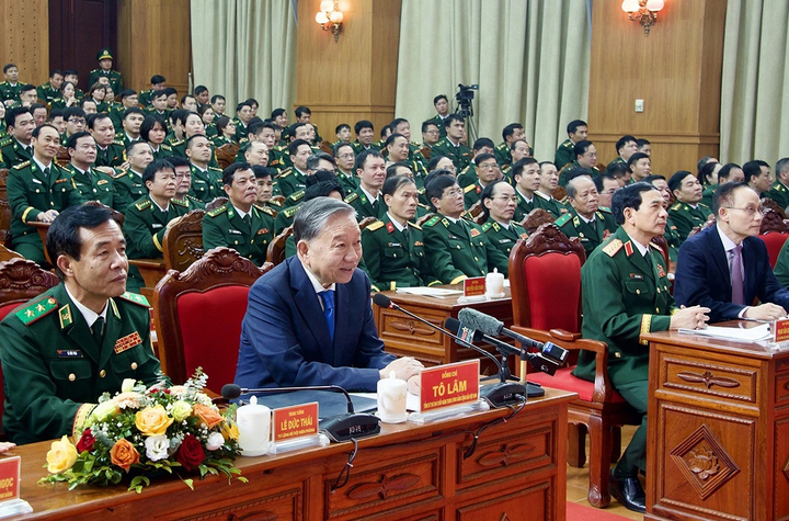 Tổng Bí thư thăm hỏi gửi lời chúc Tết bà con chiến sĩ tại các đồn biên phòng trong cả nước.