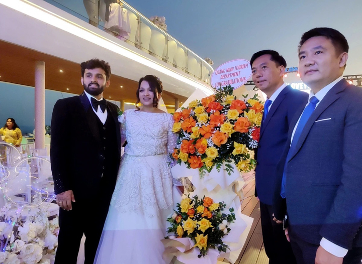 Ông Nguyễn Lâm Nguyên, Phó Giám đốc Sở Du lịch Quảng Ninh chúc mừng đám cưới của cặp đôi tỷ phú Ấn Độ.