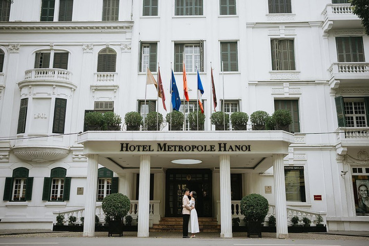 Khi chụp cảnh toàn, cặp đôi cần chú ý xem có người ở xung quanh không, tránh bị rối ảnh.