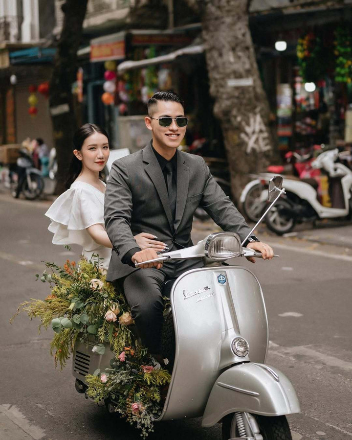 Kính và hoa là những món phụ kiện nhỏ nhưng tạo hiệu ứng rất "tình cảm".