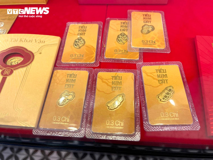 Để thu hút nhiều khách, đơn vị này còn bán những sản phẩm vàng Thần Tài có trọng lượng chỉ từ 0,3 chỉ, giúp ai cũng có thể dễ dàng tiếp cận.