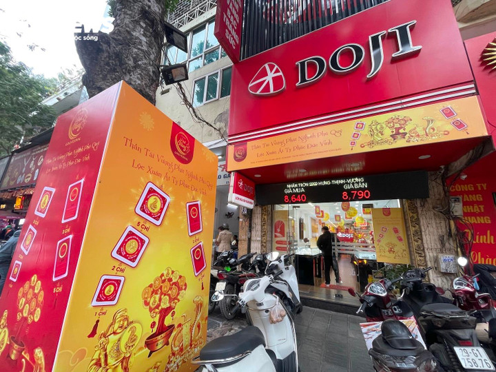 ... trong đó giới thiệu các sản phẩm vàng ép vỉ vượng phát nghinh phú quý, lộc xuân Ất Tỵ phúc đức vinh, từ 1 - 5 chỉ.