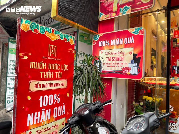 Ngày vía Thần Tài được coi như ngày hội mua vàng của người dân, vì thế cửa hàng nào cũng muốn thu hút được nhiều khách nhất và họ chuẩn bị rất kỹ lưỡng để chờ đón ngày "bội thu" sắp đến.