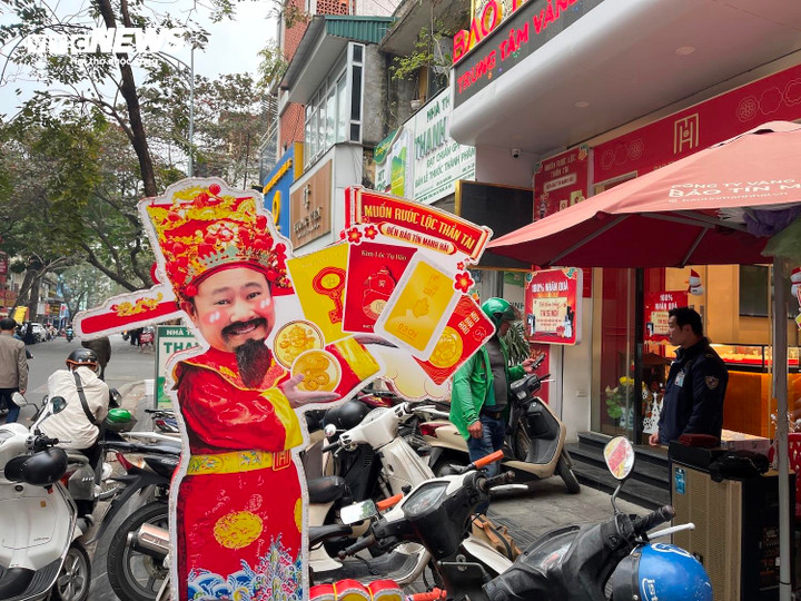 Theo khảo sát, rất nhiều cửa hàng kinh doanh vàng bạc trên các tuyến phố Hà Nội như: Trần Nhân Tông (quận Hai Bà Trưng), Cầu Giấy (quận Cầu Giấy), Hàng Bạc (quận Hoàn Kiếm)...đã và đang trang trí rất cầu kỳ với những băng rôn, biểu tượng của ngày vía Thần Tài.