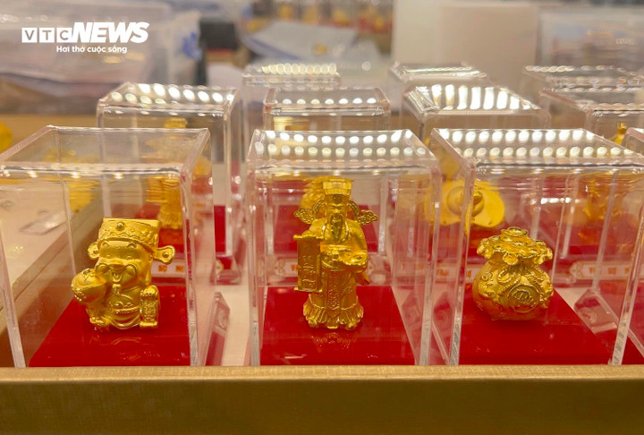 Nhiều mẫu tượng Thần Tài, túi kim tiền...mới lạ, với nhiều kích thước khác nhau giúp người tiêu dùng dễ dàng lựa chọn.