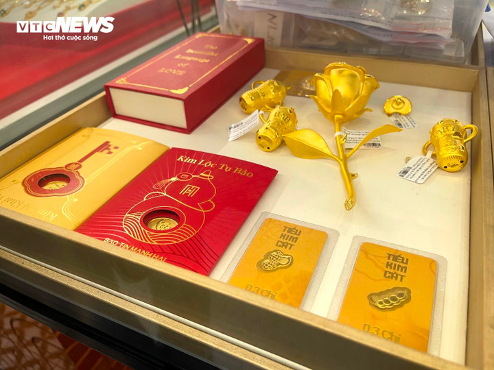Tại Bảo Tín Mạnh Hải, một số sản phẩm vàng miếng, vàng lá dạng phong bao lì xì, ép vỉ được tung ra thị trường trong dịp này.
