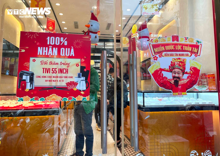 Các chương trình khuyến mại ngày vía Thần Tài cũng đã được áp dụng. Ngay từ bây giờ, khách đến mua vàng tại cửa hàng này sẽ nhận được phiếu bốc thăm để đến dịp vía Thần Tài tham dự bốc thăm trúng thưởng.