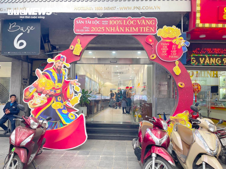 Sáng 23/1 (tức 24 Tết), trong khi người dân tất bật đi mua đồ đón Tết thì không khí lại khá trầm lắng tại các cửa hàng vàng. Tuy vậy, không gian tại đây vẫn được trang hoàng rất lộng lẫy.