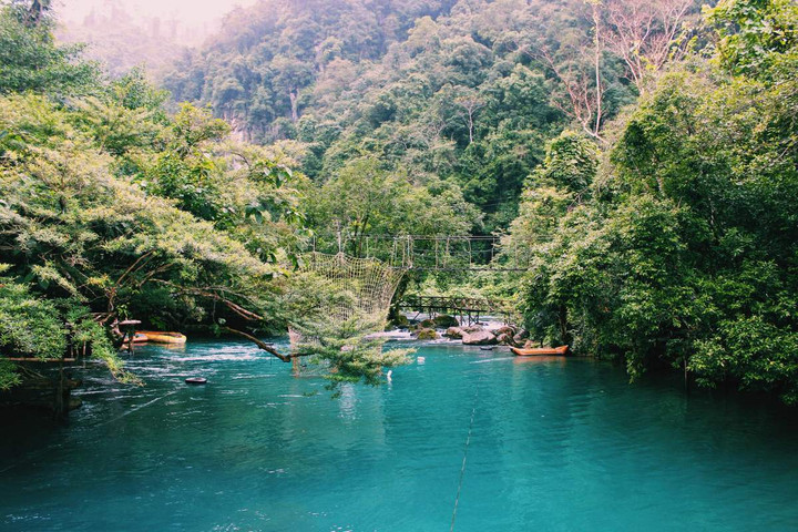 Với phong cảnh thơ mộng, hữu tình, suối nước Moọc được ví như là chốn bồng lai tiên cảnh giữa nhân gian.