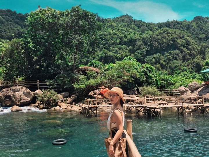 Ghé đến suối nước Moọc và tận hưởng trọn vẹn những phút giây thư giãn.