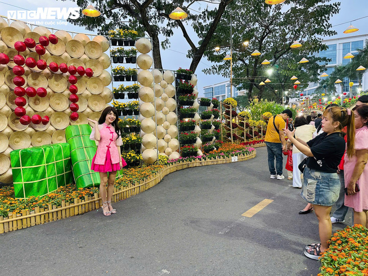 Hội hoa xuân thu hút đông người dân, du khách tới "check-in" trong ngày khai mạc.