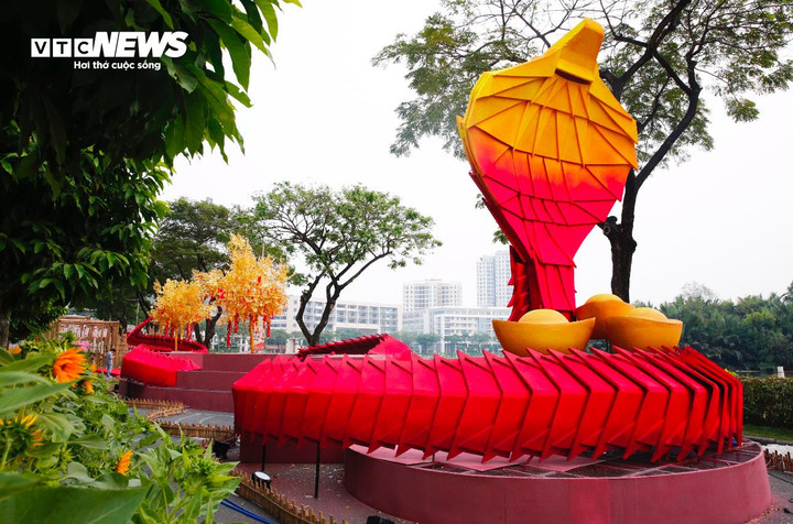 Linh vật Linh xà đại phú với chiều cao gần 6m, chiều dài 26m, cách điệu theo nghệ thuật xếp giấy, mang lại cảm giác thân thiện, gần gũi