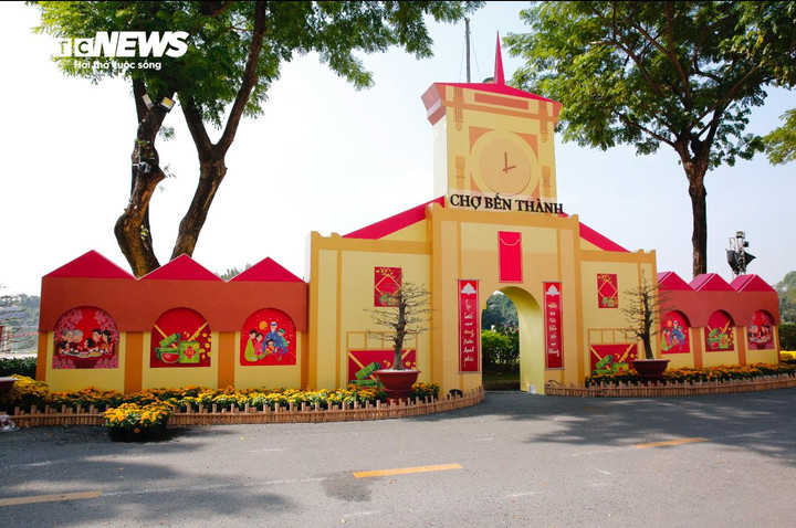 Tiểu cảnh Bắc - Trung - Nam tái hiện Tháp Rùa, Ngọ Môn, Chợ Bến Thành, biểu tượng đoàn viên, thống nhất.