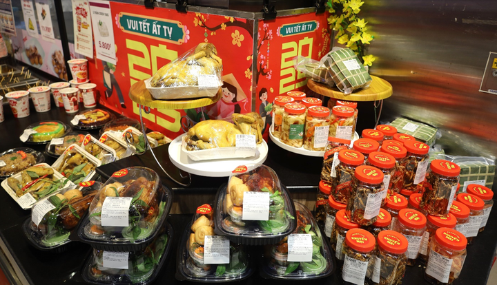 Mâm cỗ cúng ngày Tết và các sản phẩm thức ăn chế biến sẵn tại AEON giúp tiết kiệm thời gian, mang đến sự tiện lợi cho khách hàng.