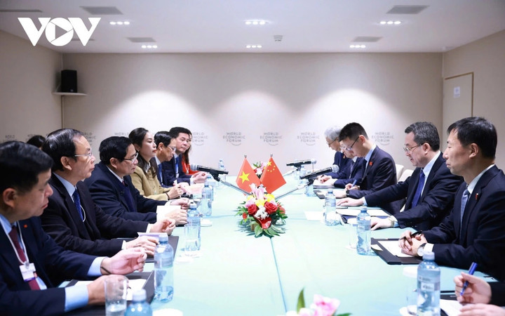 Sáng 21/1, Thủ tướng Phạm Minh Chính đã tiếp Ủy viên Thường vụ Bộ Chính trị, Phó Thủ tướng Thường trực Quốc vụ viện Trung Quốc Đinh Tiết Tường. Về phương hướng thúc đẩy quan hệ Việt - Trung thời gian tới, Thủ tướng đề nghị hai bên tiếp tục thúc đẩy các chuyến thăm, tiếp xúc cấp cao và các cấp; rà soát, triển khai hiệu quả các thỏa thuận hợp tác đã ký kết, thúc đẩy kết nối sâu sắc hơn nữa hai nền kinh tế; tập trung triển khai những dự án lớn, mang tính biểu tượng, nhất là hợp tác về vốn, công nghệ và đào tạo nhân lực để triển khai các tuyến đường sắt khổ tiêu chuẩn kết nối Lào Cai - Hà Nội - Hải Phòng năm 2025 và Lạng Sơn - Hà Nội, Móng Cái - Hạ Long - Hải Phòng vào thời gian tới.
