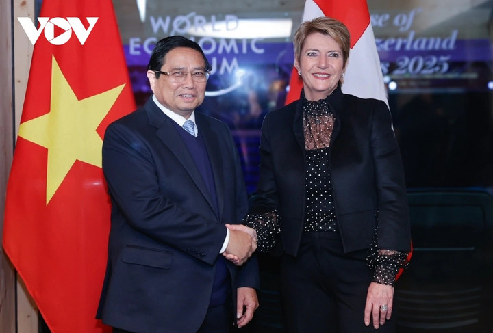 Chiều 21/1, Thủ tướng Phạm Minh Chính đã hội đàm với Tổng thống Thụy Sĩ Karin Keller-Sutter. Thủ tướng đánh giá cao Thụy Sĩ có kế hoạch tiếp tục hỗ trợ Việt Nam trong lĩnh vực hợp tác phát triển giai đoạn 2025 - 2028. Tổng thống Thụy Sĩ bày tỏ sẵn sàng mở rộng hợp tác với Việt Nam trong các lĩnh vực mới phù hợp với nhu cầu và thế mạnh của hai bên như đổi mới sáng tạo, chuyển đổi số, công nghệ cao, AI, bán dẫn, ứng phó với biến đổi khí hậu, mua bán tín chỉ các-bon, chia sẻ kinh nghiệm, hỗ trợ xây dựng trung tâm tài chính quốc tế TP.HCM… Tại hội đàm, Thủ tướng Phạm Minh Chính và Tổng thống Thụy Sĩ Karin Keller-Sutter đã chứng kiến lễ trao Bản ghi nhớ hợp tác giữa Bộ Ngoại giao Việt Nam và Bộ Ngoại giao Thụy Sĩ.