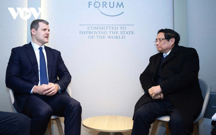 Tối 21/1, Thủ tướng Phạm Minh Chính đã tiếp Thủ tướng Litva Gintautas Paluckas. Thủ tướng Gintautas Paluckas mong muốn tăng cường hợp tác kinh tế thương mại, năng lượng và mở rộng hợp tác sang các lĩnh vực tiềm năng, trong đó có năng lượng tái tạo, khí hóa lỏng LNG. Litva sẵn sàng chia sẻ và đồng hành với Việt Nam trong quá trình chuyển đổi năng lượng, xây dựng cơ sở hạ tầng năng lượng.