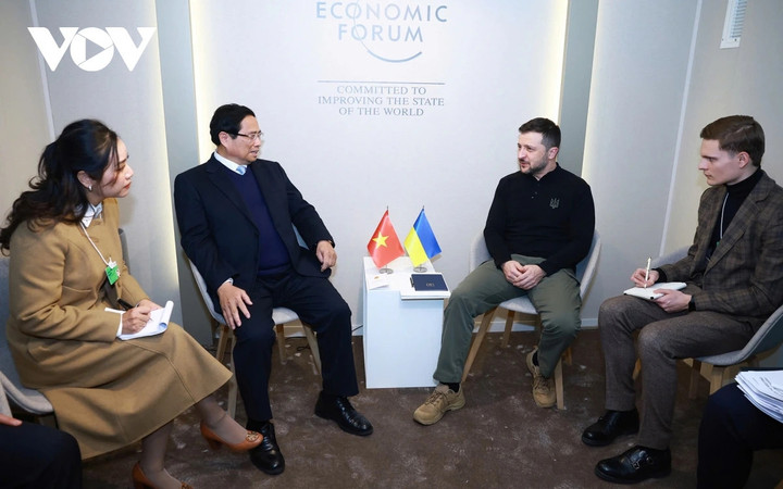 Tối 21/1, Thủ tướng Phạm Minh Chính đã có cuộc gặp ngắn với Tổng thống Ukraine Volodymyr Zelensky. Thủ tướng Phạm Minh Chính nhấn mạnh lập trường cân bằng, khách quan, nhất quán của Việt Nam trong vấn đề xung đột Nga - Ukraine, đó là tất cả các tranh chấp cần được giải quyết bằng biện pháp hoà bình, phù hợp với các nguyên tắc cơ bản của luật pháp quốc tế và Hiến chương Liên Hợp Quốc. Thủ tướng đã đề nghị Chính quyền Ukraine tiếp tục hỗ trợ bảo đảm an toàn tính mạng, tài sản, tạo điều kiện cho công dân Việt Nam hiện đang tiếp tục sinh sống, làm việc tại nước này.