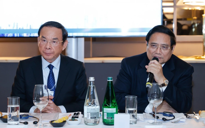 Tối 21/1, Thủ tướng Phạm Minh Chính đã dự tọa đàm "Ứng dụng AI trong sản xuất thông minh và phát triển Trung tâm tài chính quốc tế TP.HCM". Thủ tướng đề nghị các tập đoàn lớn chia sẻ kinh nghiệm, cách làm để có thể hình thành nhanh trung tâm tài chính TP.HCM. Thủ tướng nhấn mạnh quan điểm của Việt Nam "đã nói là làm, đã cam kết phải thực hiện, đã làm, đã thực hiện phải có kết quả cụ thể, cân đong đo đếm được".