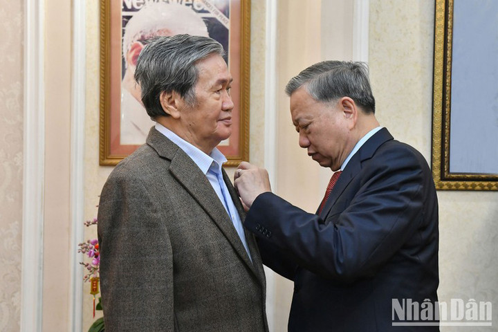 Tổng Bí thư Tô Lâm trao Huân chương Hồ Chí Minh tặng ông Đinh Thế Huynh, nguyên Ủy viên Bộ Chính trị, nguyên Thường trực Ban Bí thư.