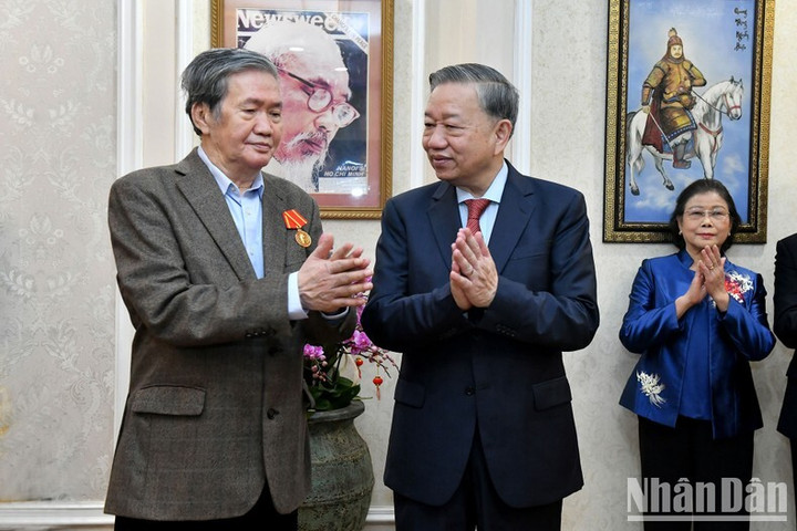 Tổng Bí thư Tô Lâm thăm hỏi, chúc Tết ông Đinh Thế Huynh, nguyên Ủy viên Bộ Chính trị, nguyên Thường trực Ban Bí thư.