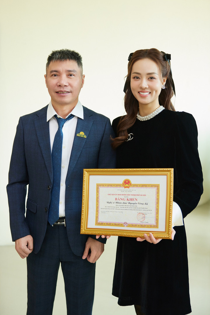 Vợ NSND Công Lý xúc động khi chồng bước lên sân khấu nhận Bằng khen.