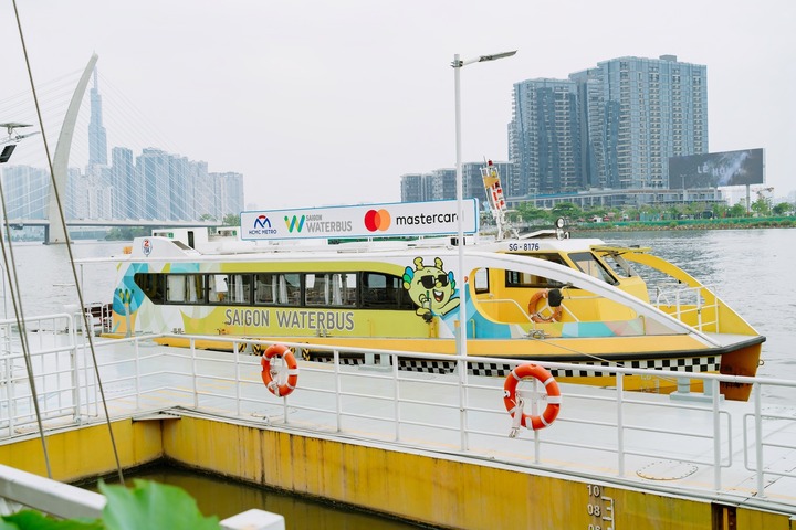 Ngồi buýt sông lang thang ngắm sông Sài Gòn cũng là cách nghỉ Tết rất thú vị. (Ảnh: B.L)