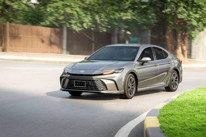 Camry hoàn toàn mới với 2 phiên bản Hybrid gây ấn tượng với khách hàng.