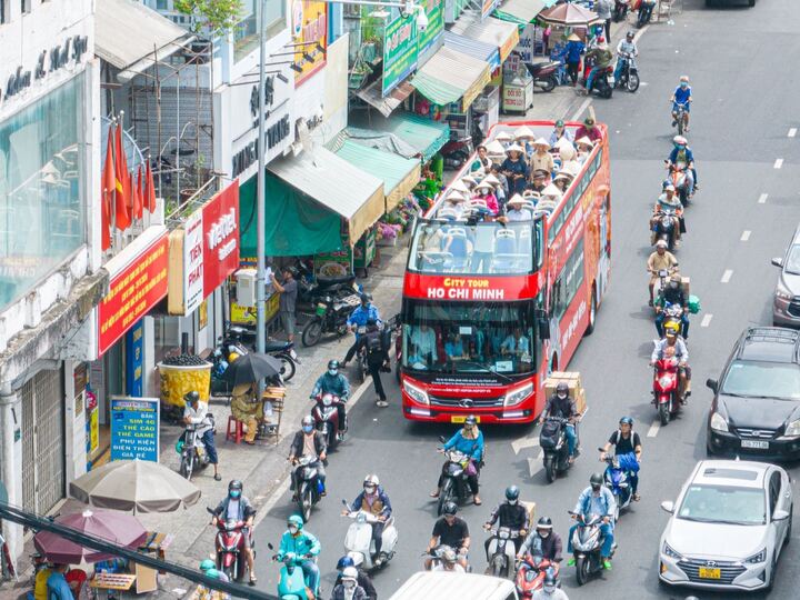 Đi xe buýt 2 tầng dạo quanh Sài Gòn. (Ảnh: T.H)