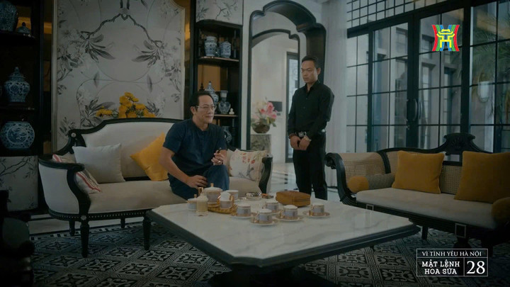 Nghệ sĩ Hoàng Hải khoe hình ảnh trong phim mới. Nam diễn viên chia sẻ: "Dạo này có duyên với các vai ông trùm quá. Lần này tôi xuất hiện với cái tên ông trùm Sửu trong "Mật lệnh hoa sữa" thuộc series phim Vì tình yêu Hà Nội.